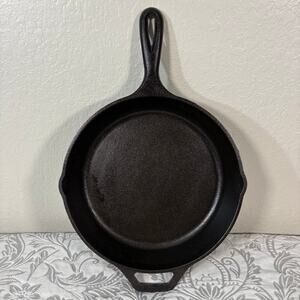 VGT LODGE Cast Iron Skillet Double Spout Seasoned 10" Cooking Baking Lodging